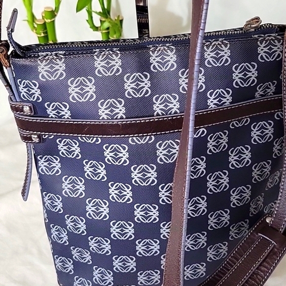 Loewe Vintage Anagram Crossbody Bag PVC Leather - Picture 2 of 16